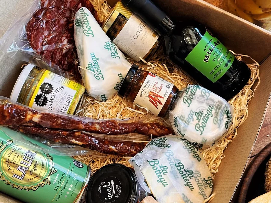 Caja de regalo de La Bottega abierta, con productos etiquetados adentro