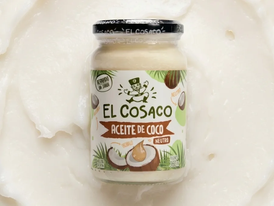 Frasco de aceite de coco El Cosaco con su etiqueta, sobre fondo claro