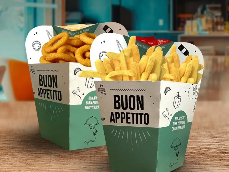 Dos envases Buon Appetito con papas fritas, sobre una barra