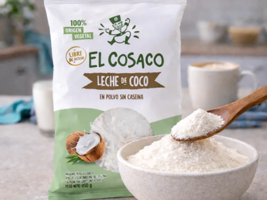 Envase de leche de coco en polvo El Cosaco sobre una mesada, junto a un bol