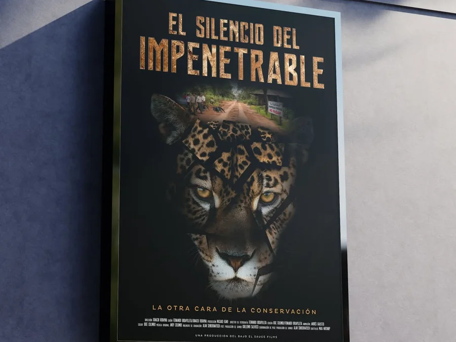 Afiche de El Silencio del Impenetrable montado sobre una pared