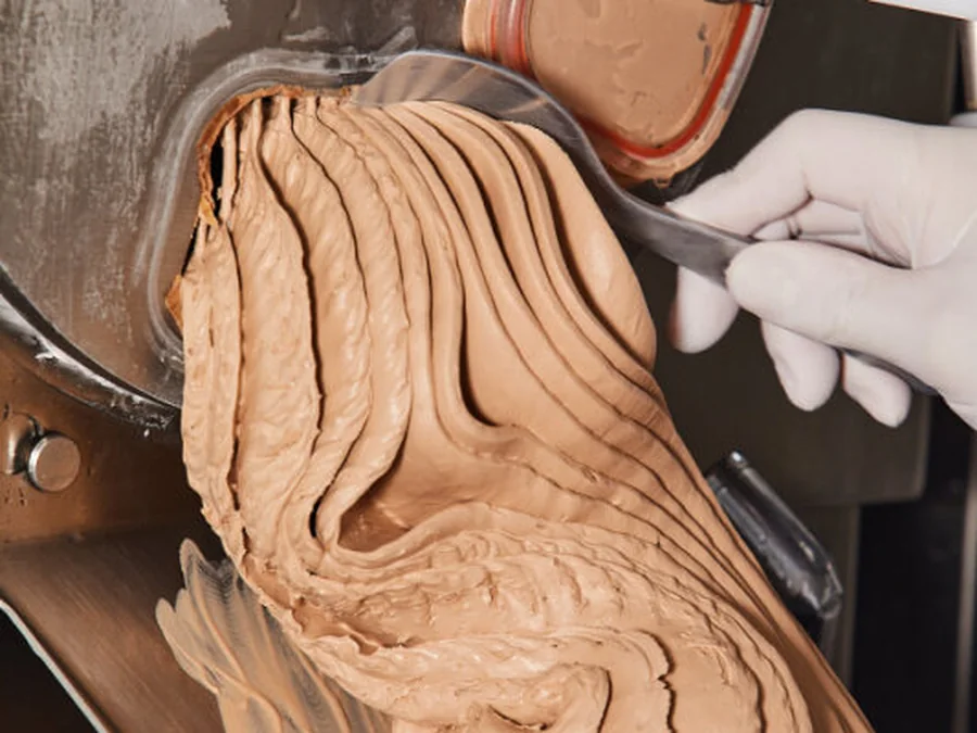 Máquina de helado en funcionamiento durante la elaboración
