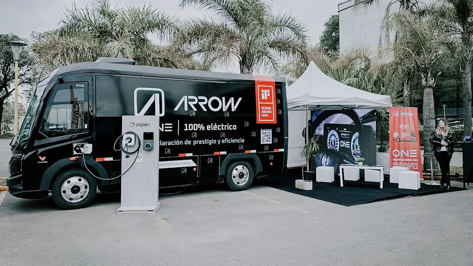 Camión ARROW con la marca ONE en el stand de un evento