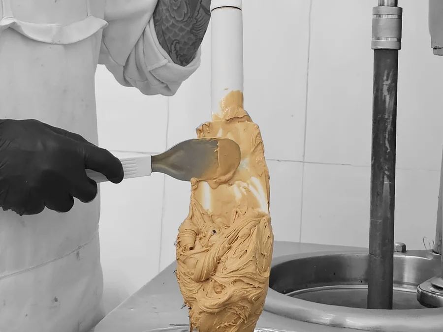 Elaboración de helado artesanal, fotografiada en blanco y negro