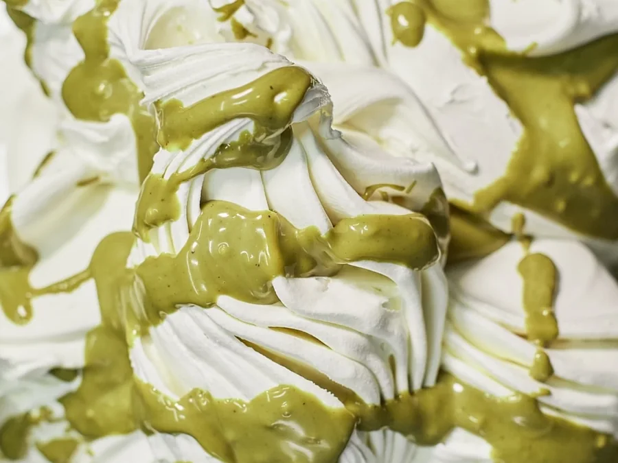 Primer plano de la textura de un helado de pistacho