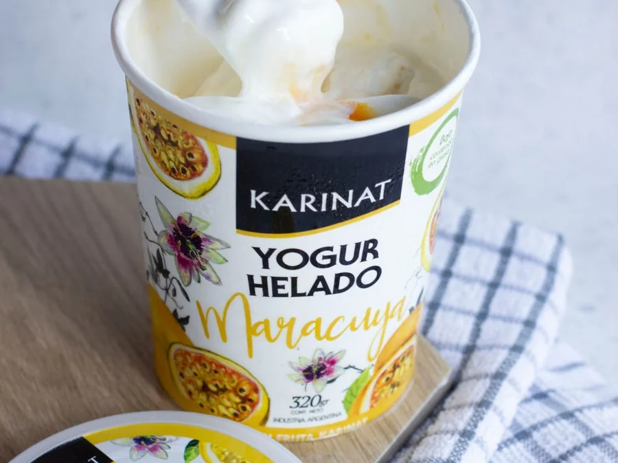 Pote de yogur helado Karinat sabor frutos del bosque