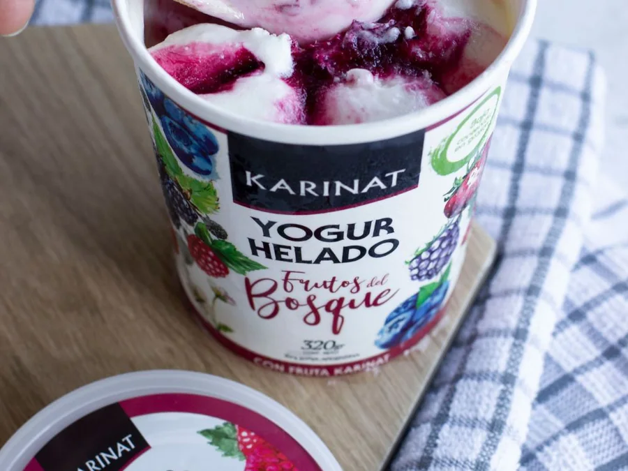Pote de yogur helado Karinat sabor maracuyá, con la tapa abierta
