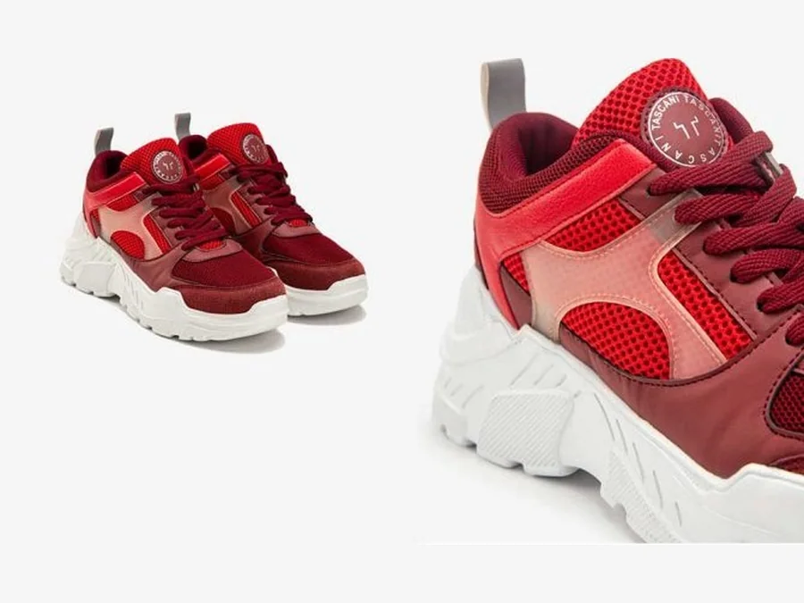 Par de zapatillas rojas de Tascani recortadas sobre blanco