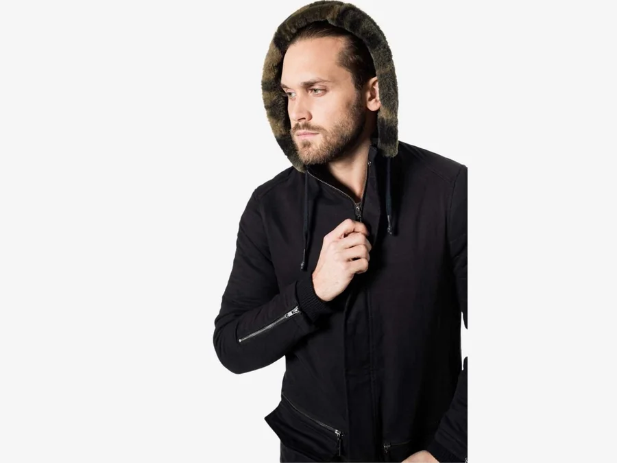 Retrato de campaña de Tascani, campera negra recortada sobre fondo blanco
